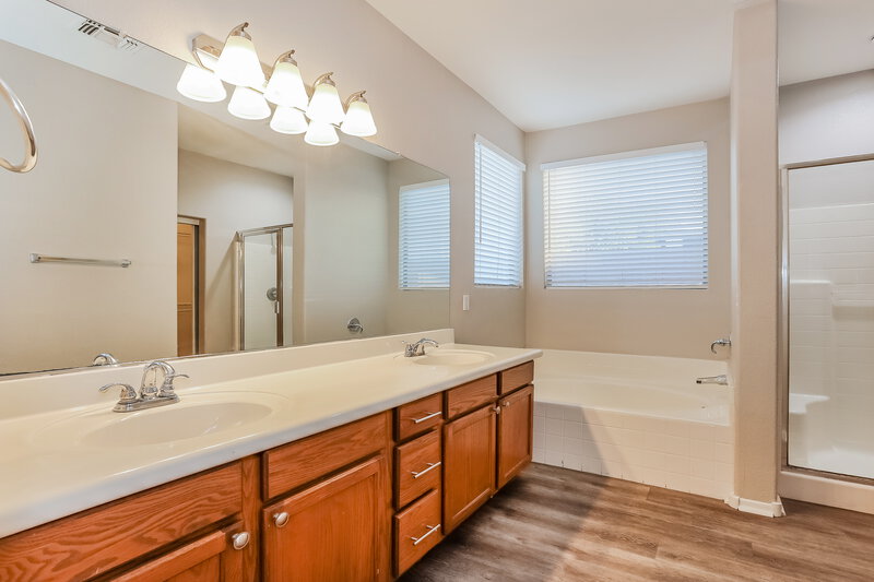 1,875/Mo, 6603 S 17th Ave Phoenix, AZ 85041 Main Bathroom View