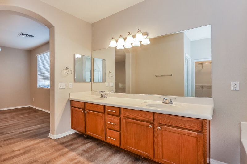 1,875/Mo, 6603 S 17th Ave Phoenix, AZ 85041 Main Bathroom View 2