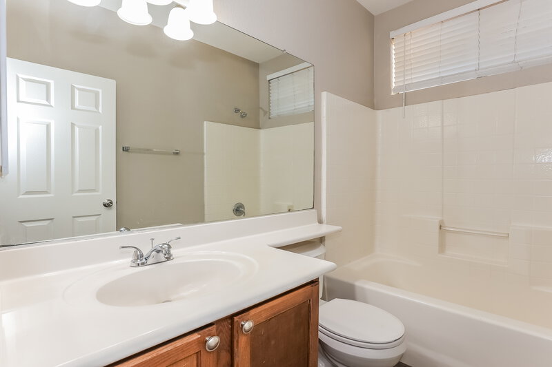 1,875/Mo, 6603 S 17th Ave Phoenix, AZ 85041 Bathroom View