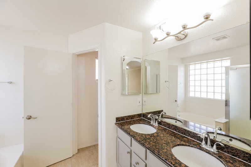 1,940/Mo, 12933 W Monte Vista Avondale, AZ 85392 Main Bathroom View