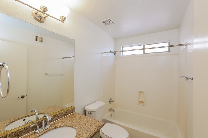 1,940/Mo, 12933 W Monte Vista Avondale, AZ 85392 Bathroom View