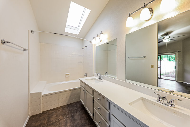 2,135/Mo, 7317 W Greer Ave Peoria, AZ 85345 Main Bathroom View
