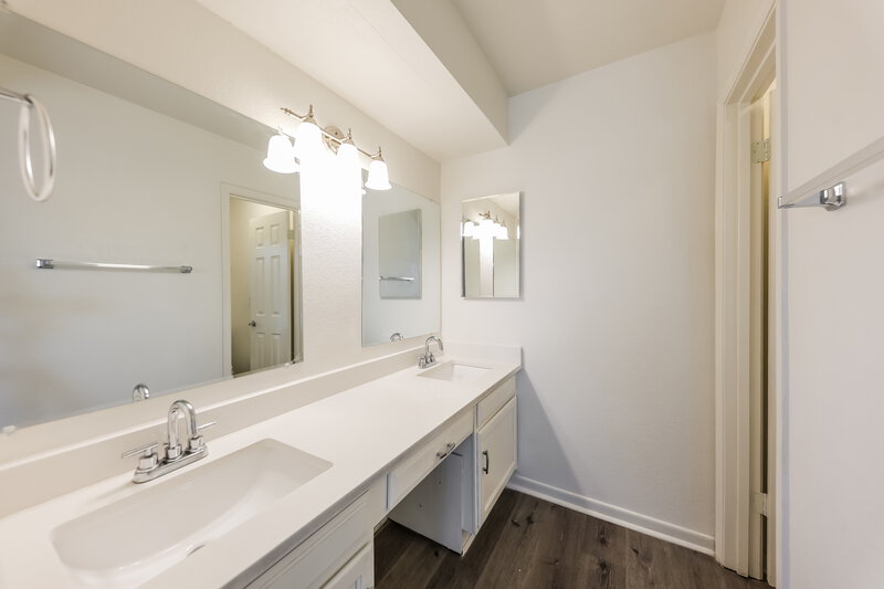 1,885/Mo, 6004 W Kings Ave Glendale, AZ 85306 Main Bathroom View