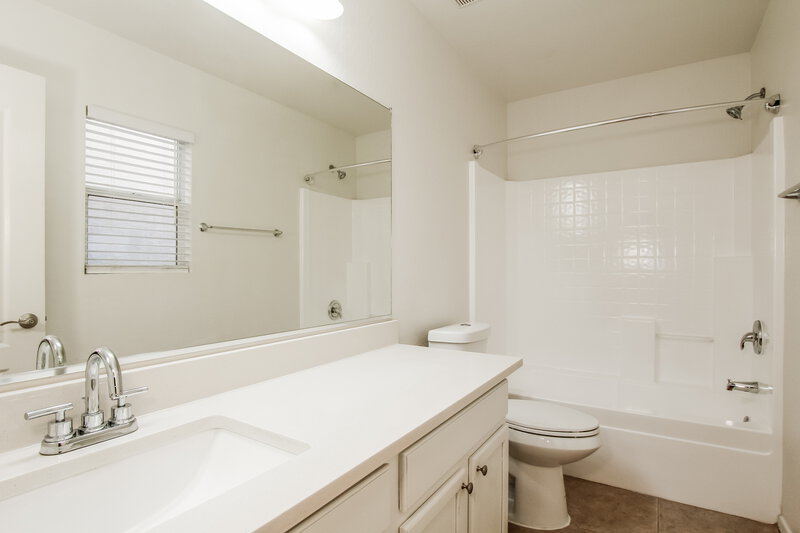 1,915/Mo, 10120 N 116th Ln Youngtown, AZ 85363 Main Bathroom View