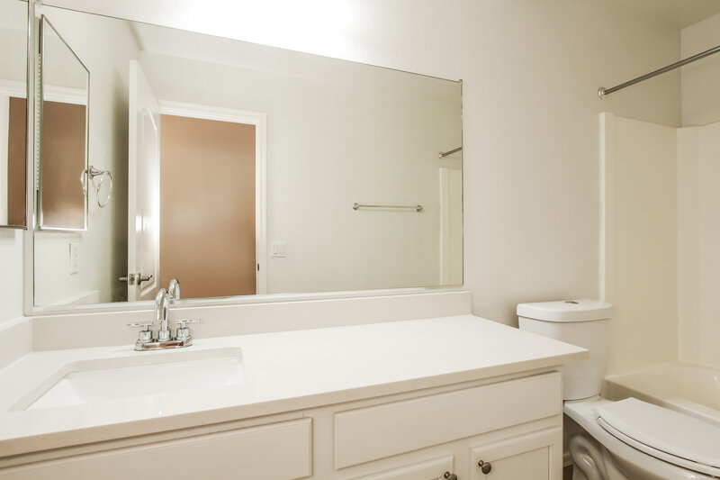 1,915/Mo, 10120 N 116th Ln Youngtown, AZ 85363 Bathroom View