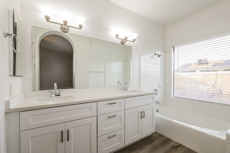 1,920/Mo, 11001 N 55th Ave Glendale, AZ 85304 Main Bathroom View