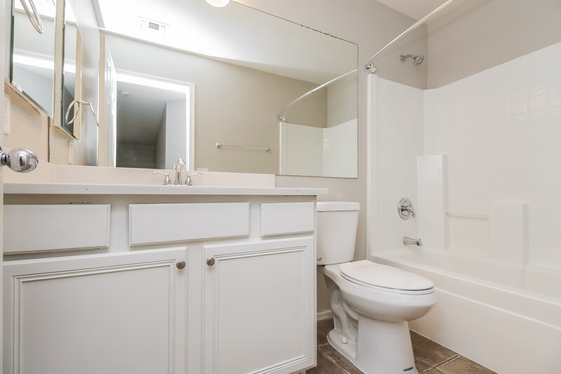 1,815/Mo, 501 S 112th Dr Avondale, AZ 85323 Main Bathroom View