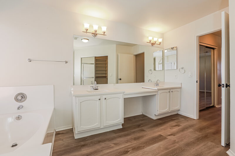 2,235/Mo, 4527 E Hampton Ave (2) Mesa, AZ 85206 Main Bathroom View 2