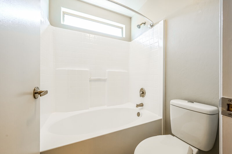 1,975/Mo, 17767 N Cornerstone Trl Surprise, AZ 85374 Main Bathroom View