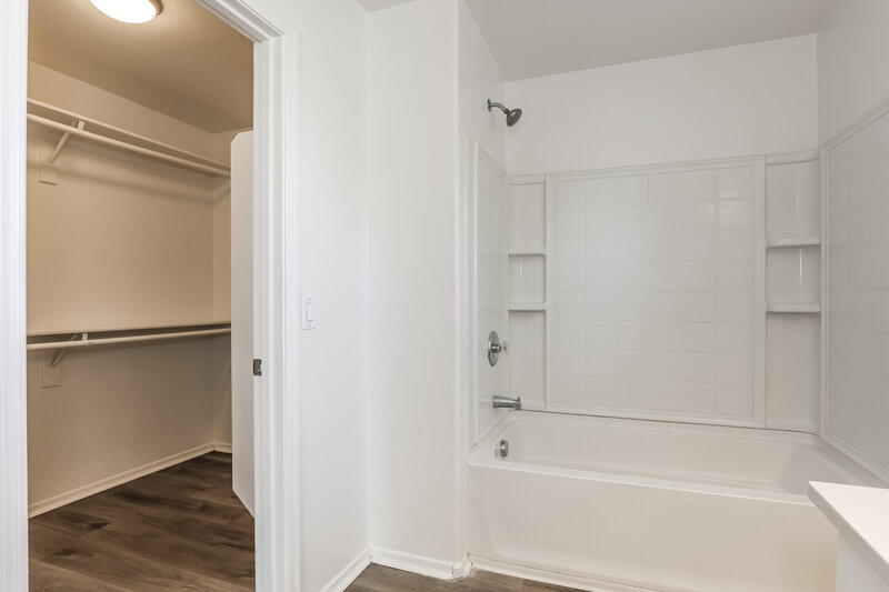 1,865/Mo, 3728 S 54th Gln Phoenix, AZ 85043 Main Bathroom View
