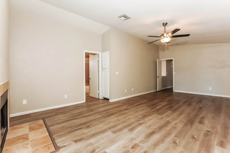 2,205/Mo, 5330 E Fairfield St Mesa, AZ 85205 Living Room View 2