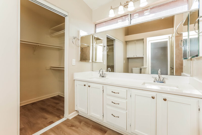 2,205/Mo, 5330 E Fairfield St Mesa, AZ 85205 Main Bathroom View
