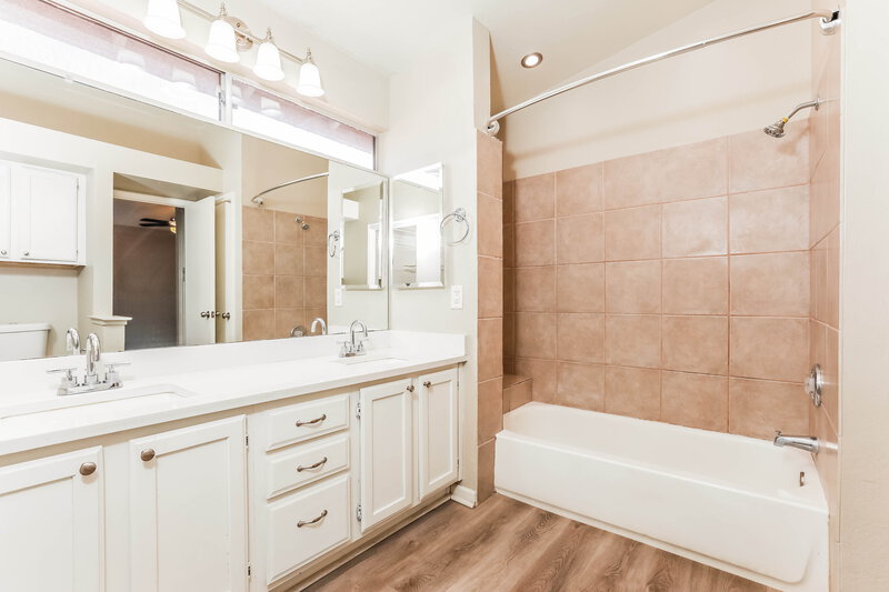 2,205/Mo, 5330 E Fairfield St Mesa, AZ 85205 Main Bathroom View 2