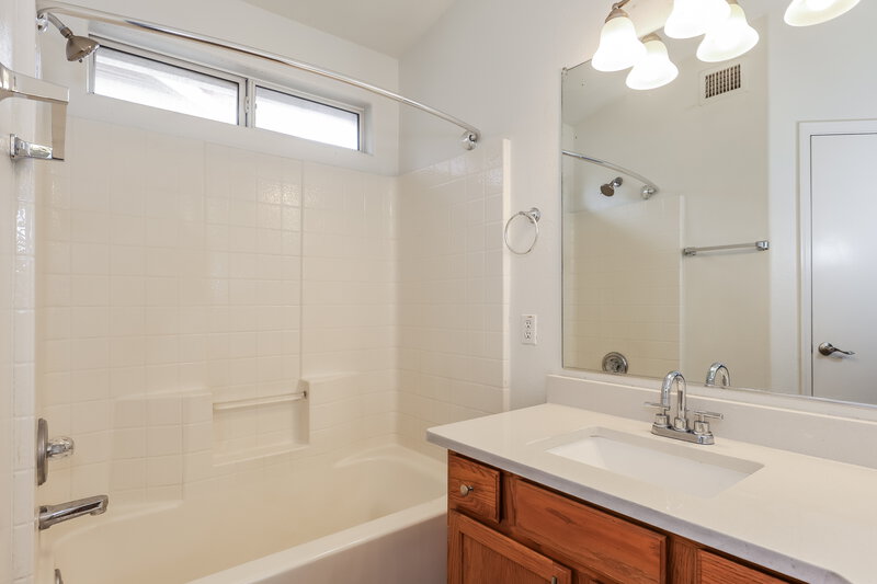 2,095/Mo, 17461 N 14th St Phoenix, AZ 85022 Main Bathroom View