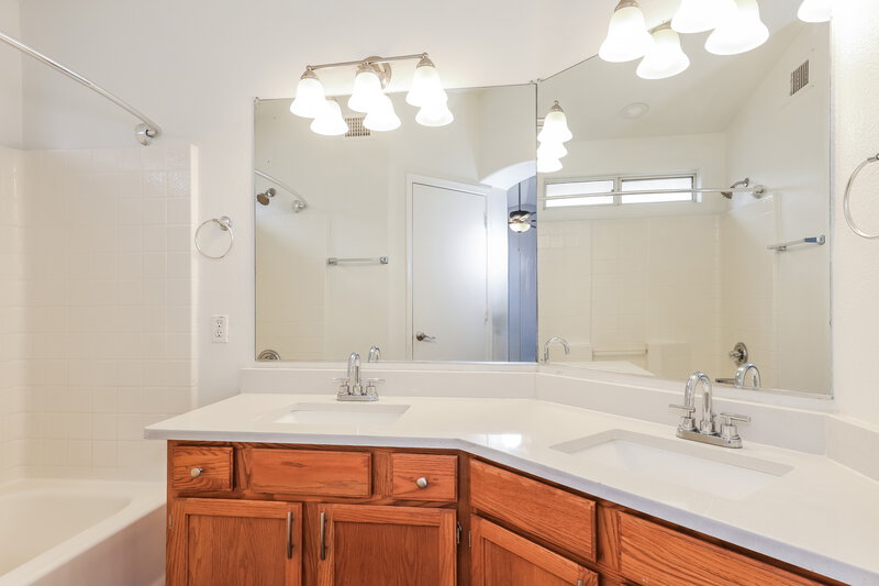 2,095/Mo, 17461 N 14th St Phoenix, AZ 85022 Main Bathroom View 2