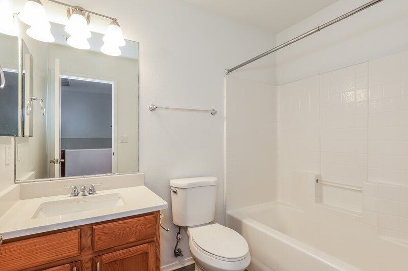 2,095/Mo, 17461 N 14th St Phoenix, AZ 85022 Bathroom View