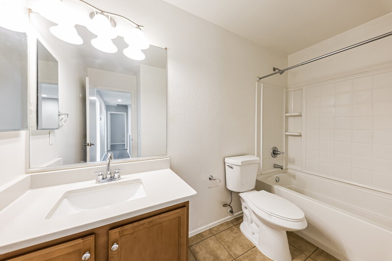 2,040/Mo, 973 E Doris St Avondale, AZ 85323 Bathroom View