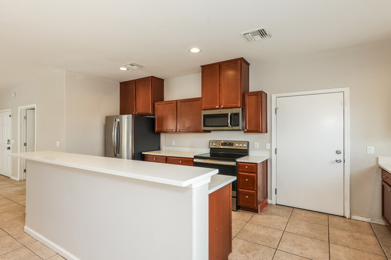 2,255/Mo, 8216 S 6th Ln Phoenix, AZ 85041 Kitchen View