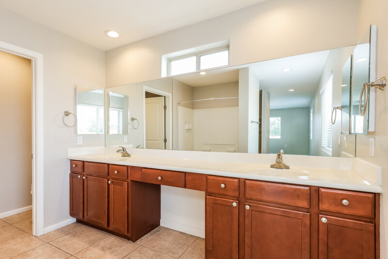 2,255/Mo, 8216 S 6th Ln Phoenix, AZ 85041 Main Bathroom View