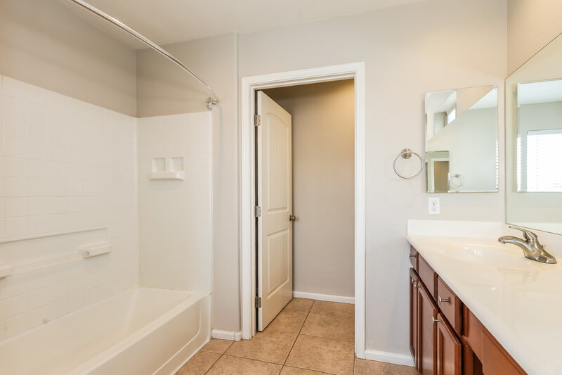 2,255/Mo, 8216 S 6th Ln Phoenix, AZ 85041 Main Bathroom View 2