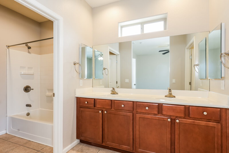 2,255/Mo, 8216 S 6th Ln Phoenix, AZ 85041 Bathroom View