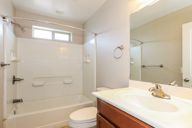 2,255/Mo, 8216 S 6th Ln Phoenix, AZ 85041 Bathroom View 2