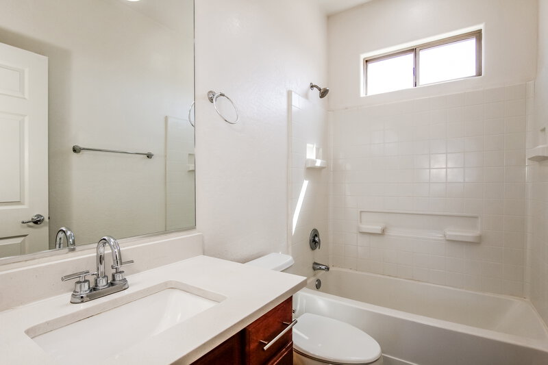 2,195/Mo, 4723 S 99th Dr Tolleson, AZ 85353 Bathroom View