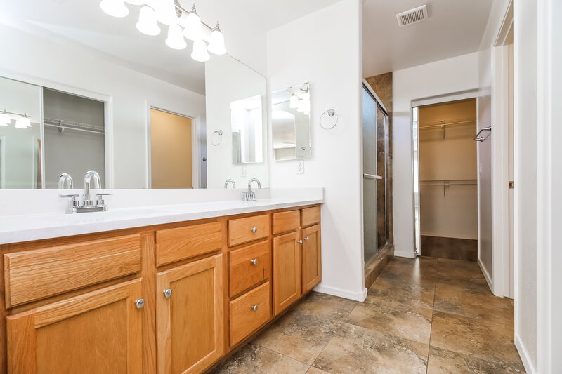 1,955/Mo, 2522 S 90th Gln Tolleson, AZ 85353 Main Bathroom View