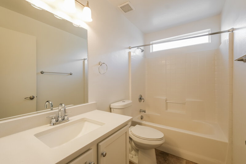 1,870/Mo, 2522 S 90th Gln Tolleson, AZ 85353 Bathroom View