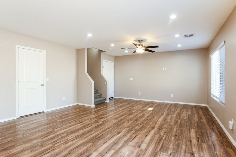2,120/Mo, 5804 S 10th Dr Phoenix, AZ 85041 Living Room View 3