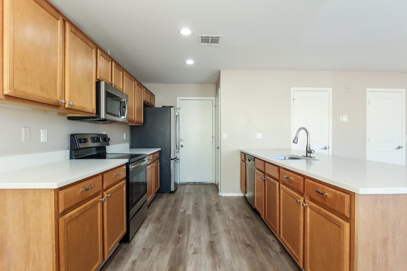 2,120/Mo, 5804 S 10th Dr Phoenix, AZ 85041 Kitchen View