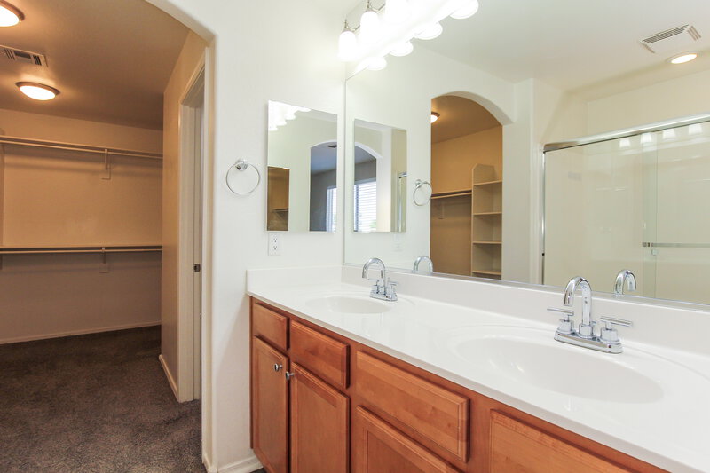 2,120/Mo, 5804 S 10th Dr Phoenix, AZ 85041 Main Bathroom View