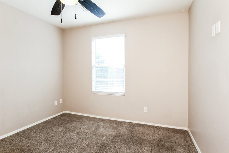 2,120/Mo, 5804 S 10th Dr Phoenix, AZ 85041 Bedroom View