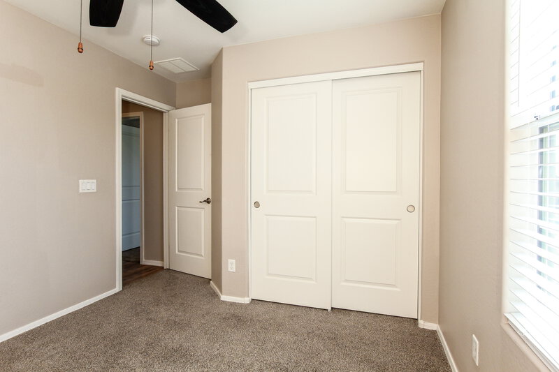 2,120/Mo, 5804 S 10th Dr Phoenix, AZ 85041 Bedroom View 4