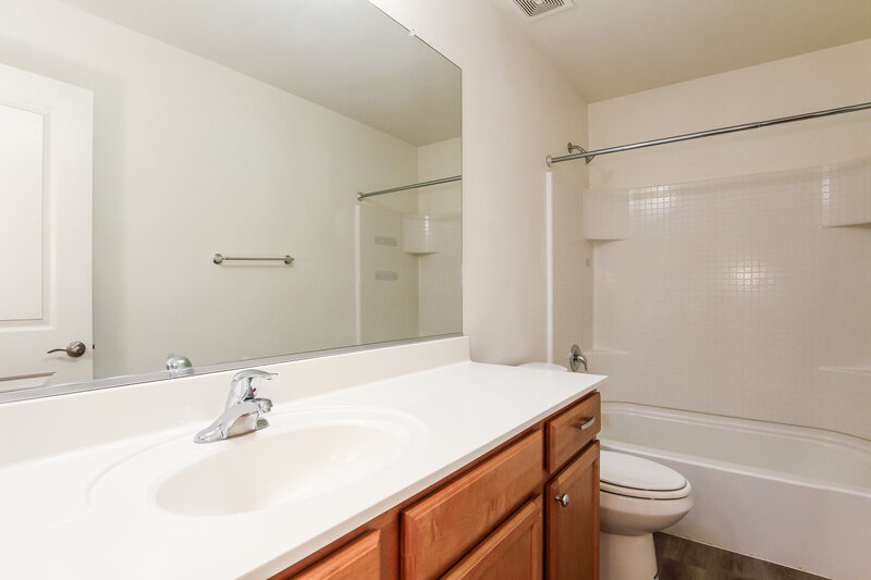 2,120/Mo, 5804 S 10th Dr Phoenix, AZ 85041 Bathroom View