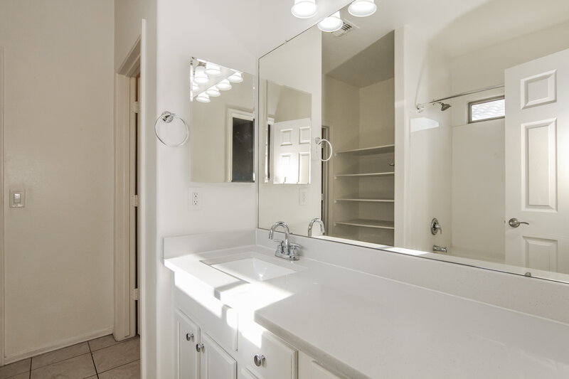 1,790/Mo, 13275 N Primrose St El Mirage, AZ 85335 Main Bathroom View