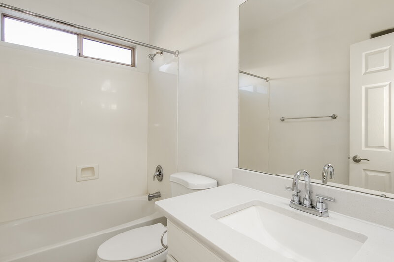1,790/Mo, 13275 N Primrose St El Mirage, AZ 85335 Bathroom View