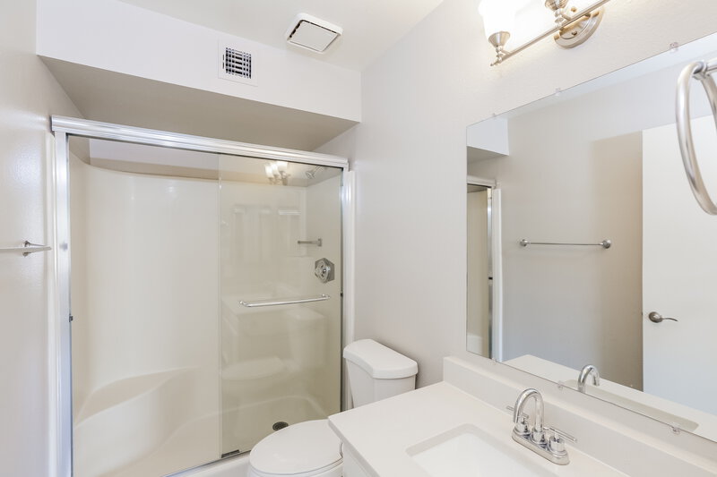 2,080/Mo, 18210 N 29th Ave Phoenix, AZ 85053 Main Bathroom View