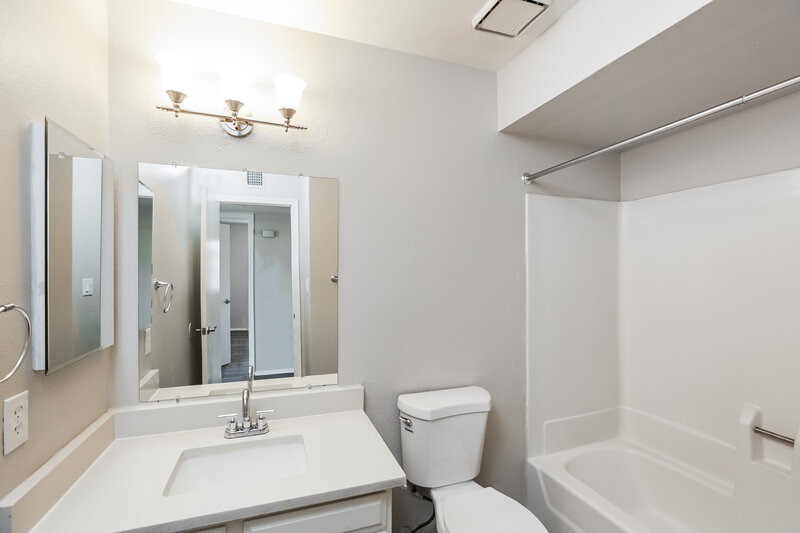 2,080/Mo, 18210 N 29th Ave Phoenix, AZ 85053 Bathroom View