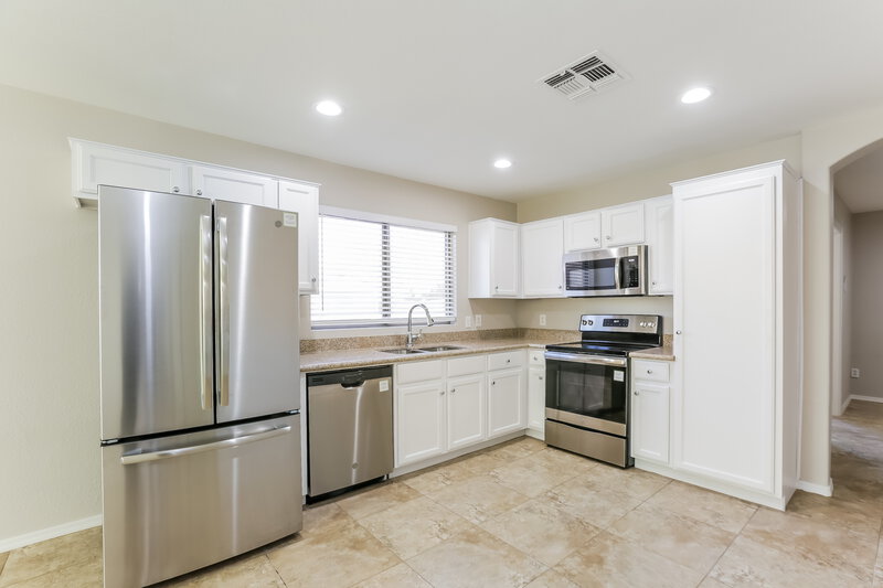 2,065/Mo, 3702 S 62nd Ave Phoenix, AZ 85043 Kitchen View