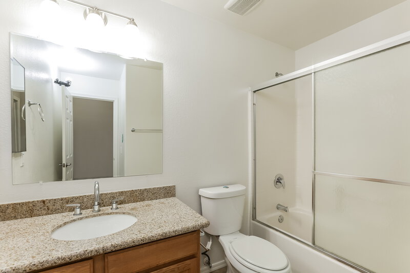2,065/Mo, 3702 S 62nd Ave Phoenix, AZ 85043 Bathroom View
