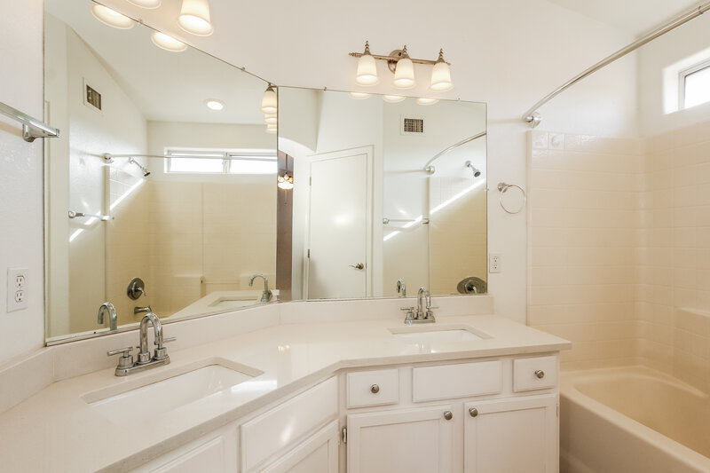 2,210/Mo, 1012 N Blackstone Dr Chandler, AZ 85224 Main Bathroom View