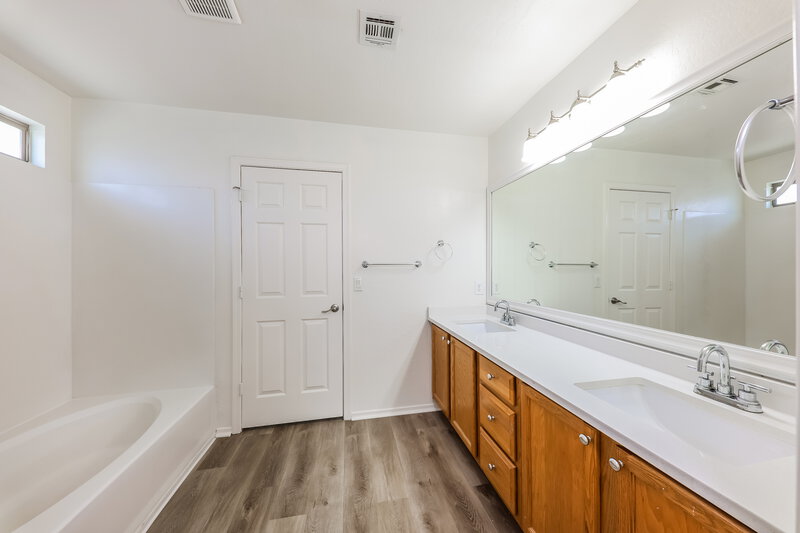 2,090/Mo, 17263 W Durango St Goodyear, AZ 85338 Main Bathroom View