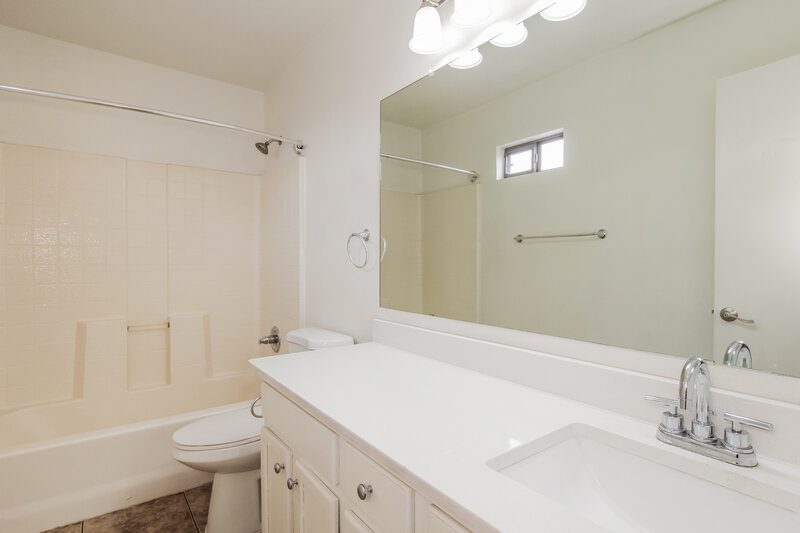 2,040/Mo, 8256 N 112th Ave Peoria, AZ 85345 Main Bathroom View