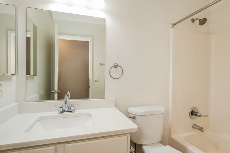 2,040/Mo, 8256 N 112th Ave Peoria, AZ 85345 Bathroom View