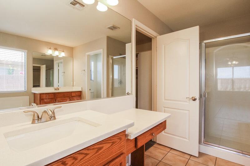 2,315/Mo, 802 S 126th Ave Avondale, AZ 85323 Main Bathroom View