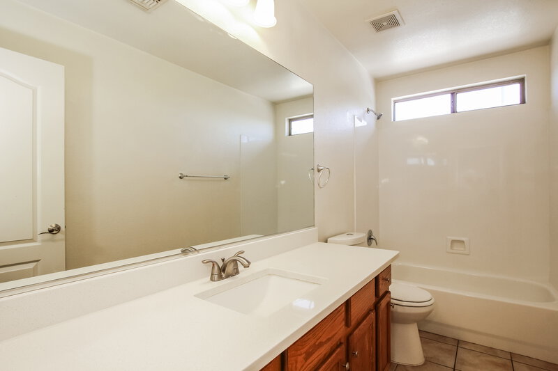 2,315/Mo, 802 S 126th Ave Avondale, AZ 85323 Bathroom View 2