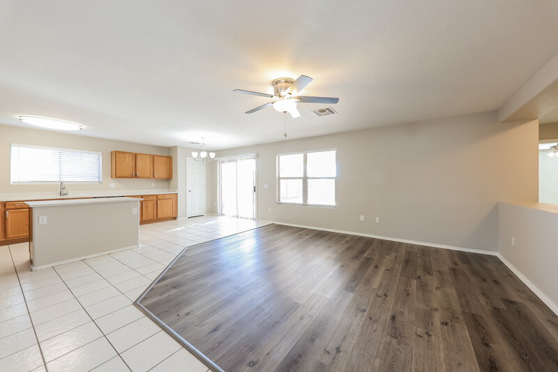 2,060/Mo, 8211 W Mission Ln Peoria, AZ 85345 Family Room View