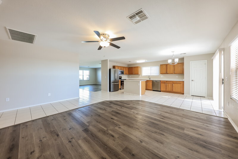 2,060/Mo, 8211 W Mission Ln Peoria, AZ 85345 Family Room View 2