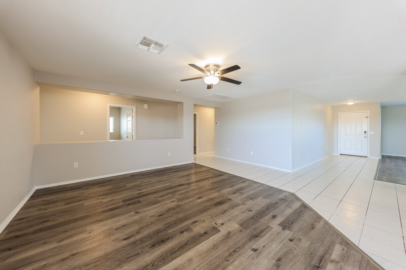 2,060/Mo, 8211 W Mission Ln Peoria, AZ 85345 Family Room View 3